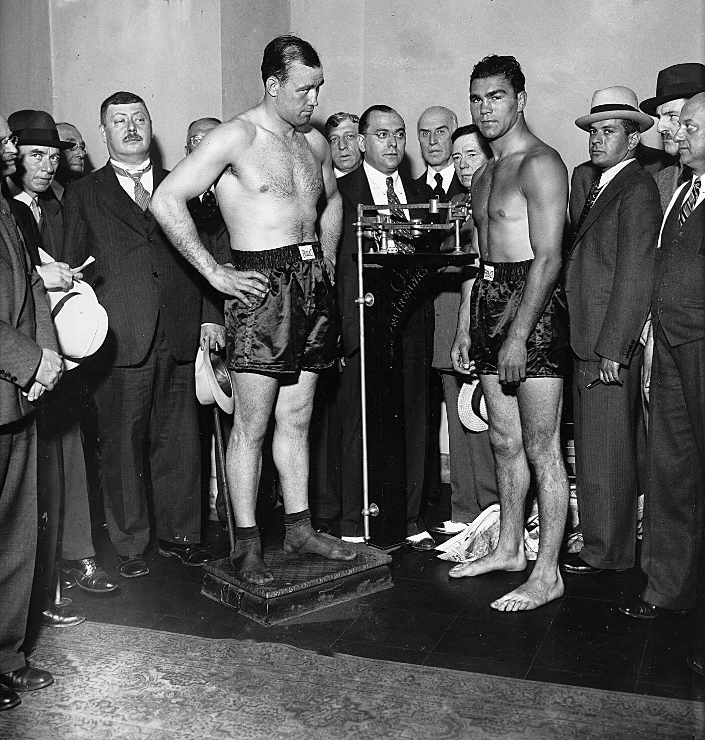 1932: Jack Sharkey scores split decision over Max Schmeling to win world heavyweight title